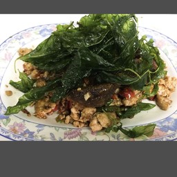 ไข่เยี่ยวม้ากระเพรากรอบ