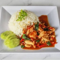 ผัดพริกแกงไก่ราดข้าว