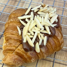 ครัวซองต์นูเทลล่าอัลมอลด์