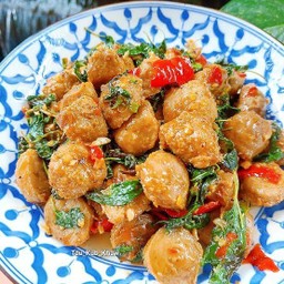 ผัดระเพราลูกชิ้นเนื้อ (เป็นกับ)