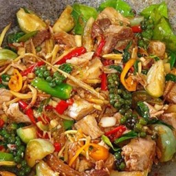 ผัดฉ่าหมูกรอบราดข้าว