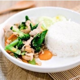 ผัดผักรวมมิตรไก่ราดข้าว