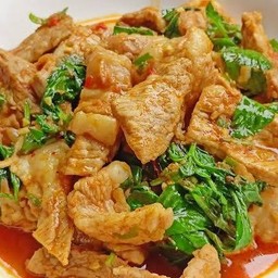 ข้าวเครื่องแกงหมูชิ้น + กะเพราหมูชิ้น