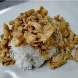 ไก่ผัดน้ำมันหอยราดข้าว