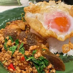 ข้าวกระเพราไข่เยี่ยวม้า
