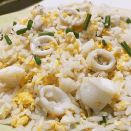 ข้าวผัดปลาหมึก