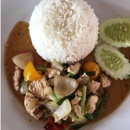 ไก่ผัดพริกไทยดำราดข้าว