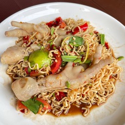 ตำมาม่าตีนไก่