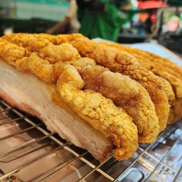 ถังทอดเทียม (ข้าวหมูทอดโบกกระเทียม) ถังถัง สุขาภิบาลสองติดร้านยากรุงเทพ
