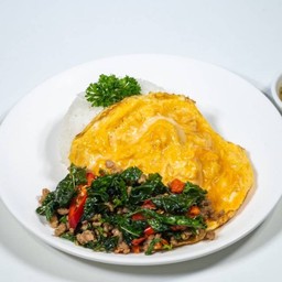 ข้าวไข่ข้นกะเพราไก่สับ