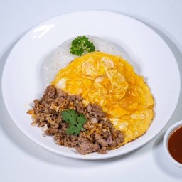 ข้าวไข่ข้นผัดกระเทียมไก่สับ