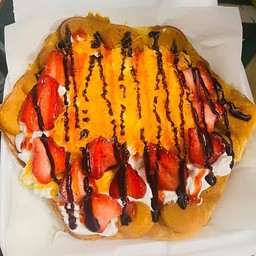 วาฟเฟิล ฮ่องกง วิป+สตอเบอร์รี่ +ฝอยทอง