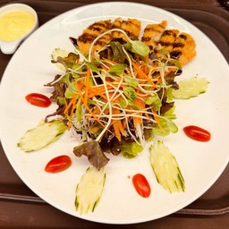สลัดปลาทอด