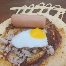 โตเกียวพริกเผาหมูสับไข่ดาวจื๋ว+ไส้กรอก