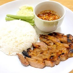 ข้าวหมูย่างจิ้มแจ่ว  Grilled pork with chili sauce