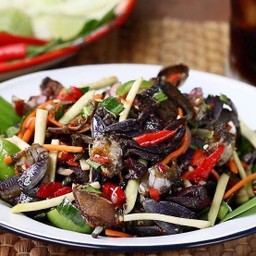 ข้าวยำมะม่วงปูเค็ม + คอหมูย่าง