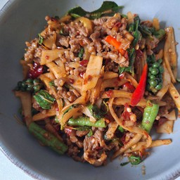 ข้าวราดผัดเผ็ดหน่อไม้ดอง