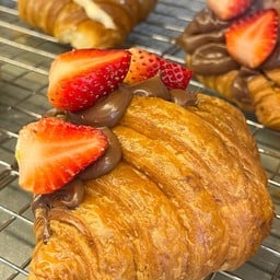 ครัวซองต์สตอว์เบอรี่นูเทลล่า