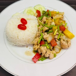 ข้าวราดหมูผัดซอสพริกไทยดำ