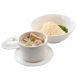 ซุปซี่โครงหมูตุ๋นเสิร์ฟพร้อมบะหมี่