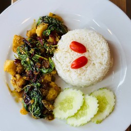ข้าวหน้าปลาซอสกะเพรา