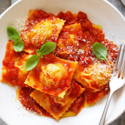 ราวิโอลี่ซอสมะเขือเทศ Ravioli Napoli
