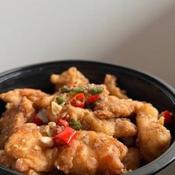 ยืนรอทอดไก่