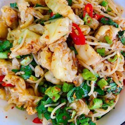 ยำขนมจีนเล็บมือนาง