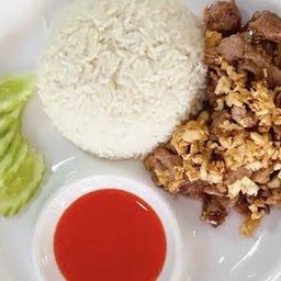 หมูทอดกะเทียมราดข้าว