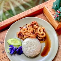 พิเศษ ปลาหมึกคั่วกระเทียมราดข้าว