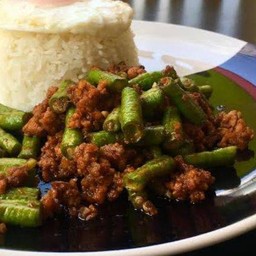 ผัดเครื่องแกงหมูสับราดข้าว