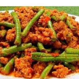 ผัดเครื่องแกงหมูสับเป็นกับ