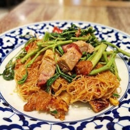 หมี่กระเฉดหมูกรอบ