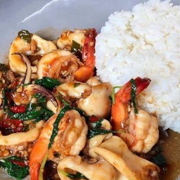 ข้าวสวยร้อนๆกระเพราทะเลรวม