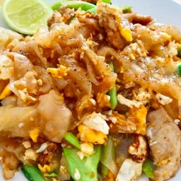 ผัดซีอิ๊วไก่