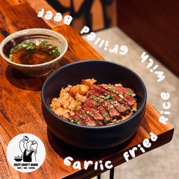 ข้าวผัดกระเทียมหน้าเนื้อย่าง