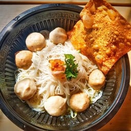 เส้นใหญ่ลูกชิ้นน้ำใส