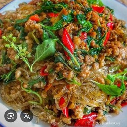 กระเพราหมูสับวุ้นเส้นราดข้าว