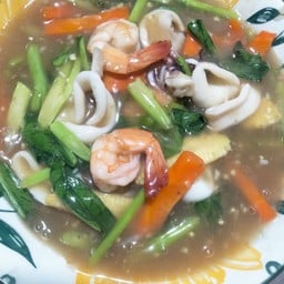 ราดหน้าเส้นหมี่ทะเล