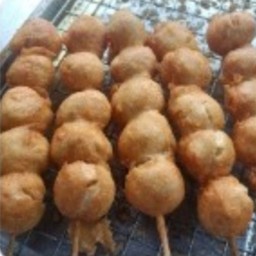 ลูกชิ้นหมูชุบแป้ง 2 ไม้