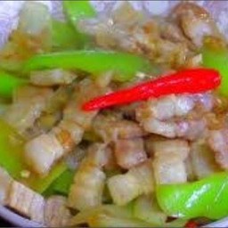 สามชั้นผัดพริกสดราดข้าว