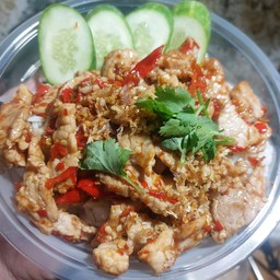 หมูชิ้นผัดพริกเกลือราดข้าว