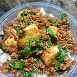 กะเพราเต้าหู้ไข่หมูสับราดข้าว