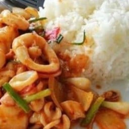 ปลาหมึกผัดไข่เค็มราดข้าว