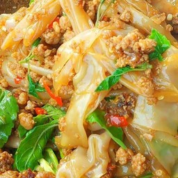 ผัดกะเพราเส้นใหญ่ ไก่