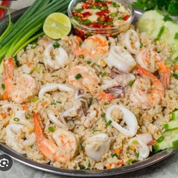 ข้าวผัดทะเลถาด