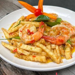 ยอดมะพร้าวผัดพริกเหลืองกุ้งราดข้าว