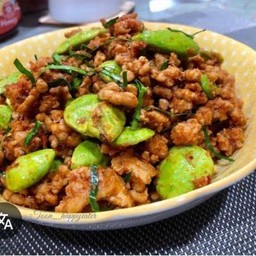 ผัดเครื่องแกงสะตอหมูสับราดข้าว