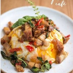 กระเพราไข่ขยี้หมูโคตรกรอบ สูตร5พริก