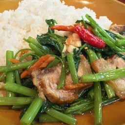 ผัดผักบุ้งหมูกรอบราดข้าว